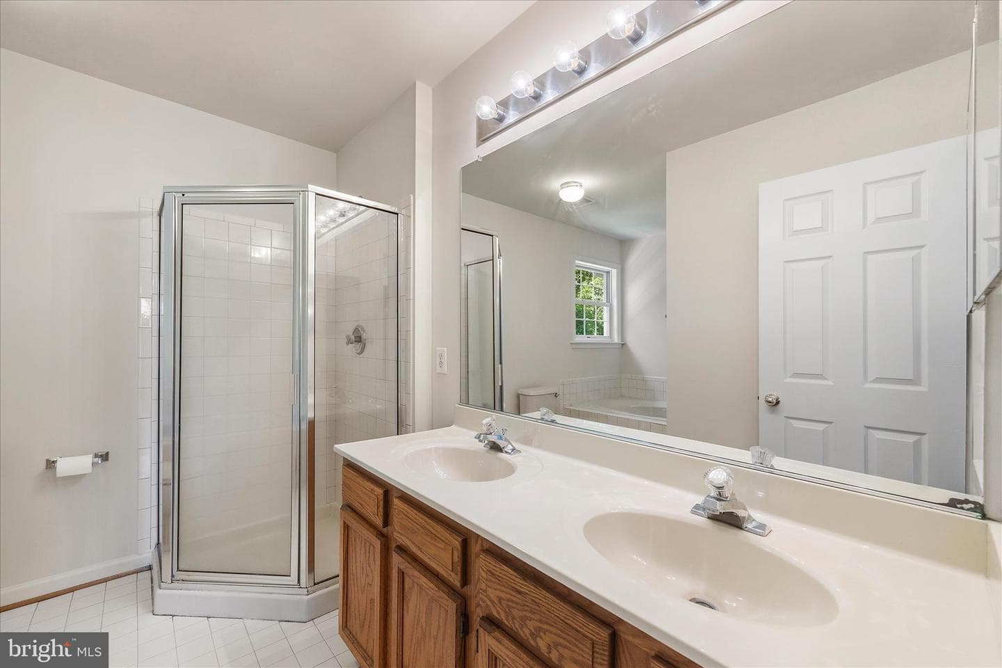 2056 Gate Drive photo 23