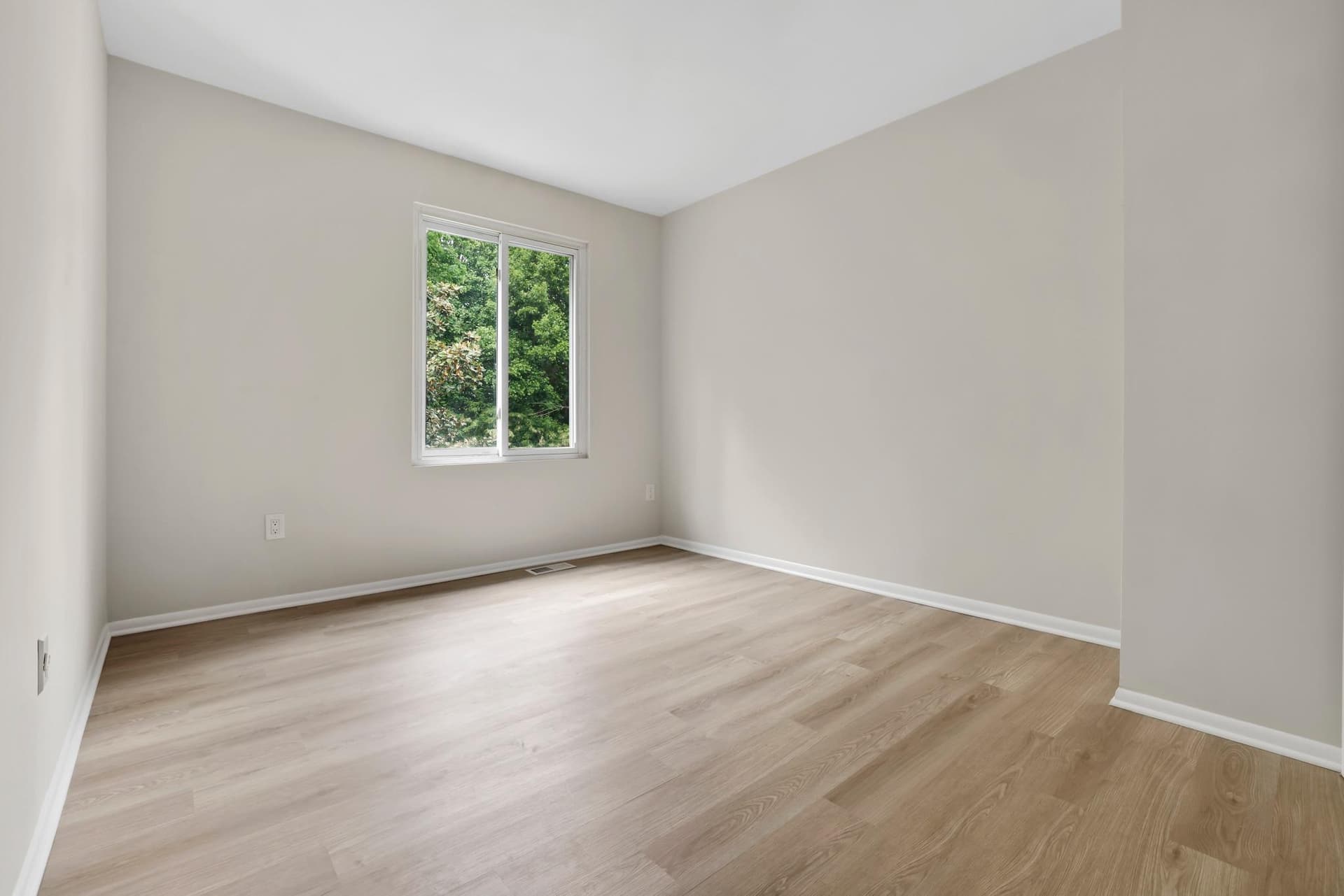 1608 Woodtree Court W photo 19
