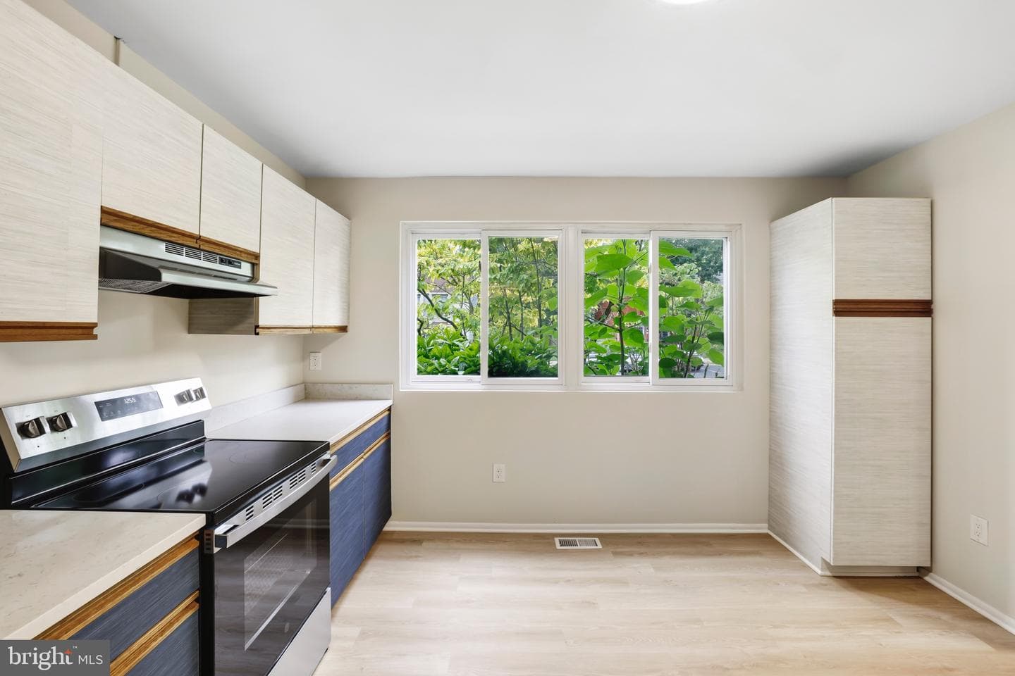 1608 Woodtree Court W photo 4
