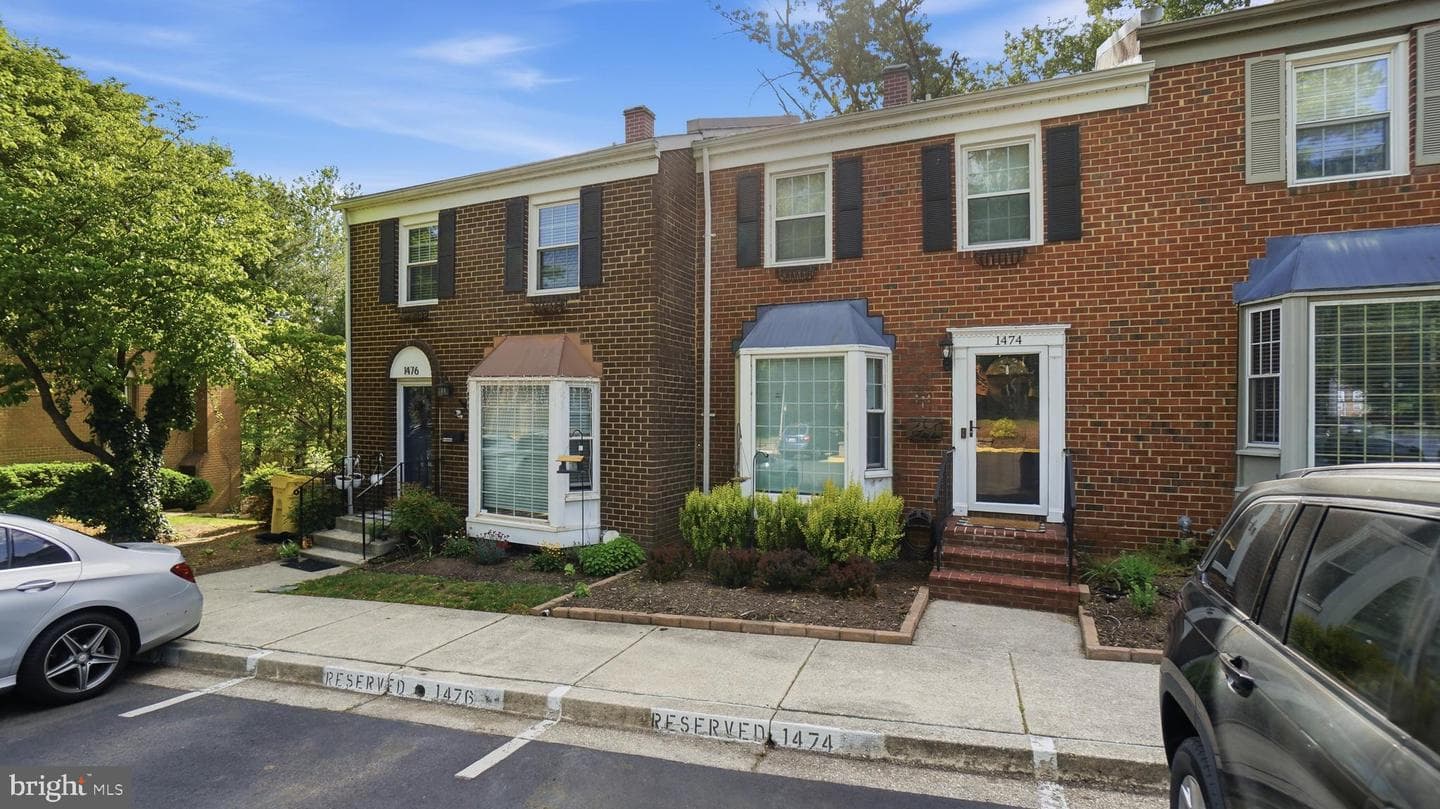 1474 Carlyle Court photo 2