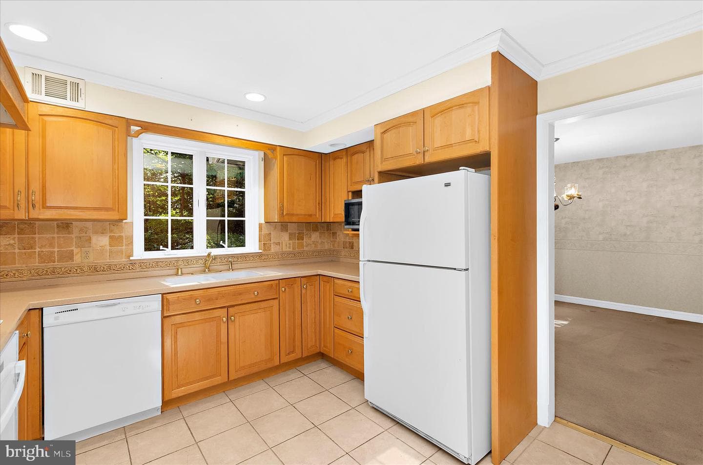 537 Devonshire Court photo 16