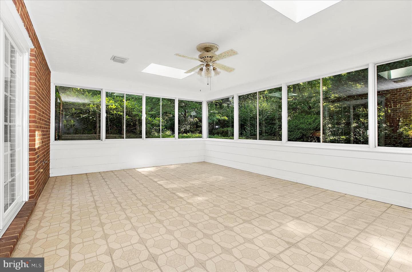 537 Devonshire Court photo 22
