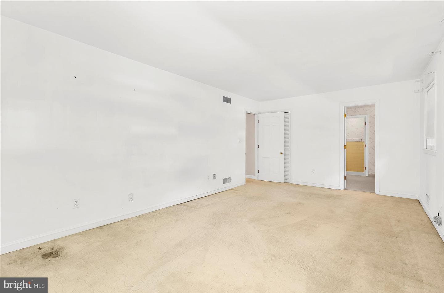 537 Devonshire Court photo 26