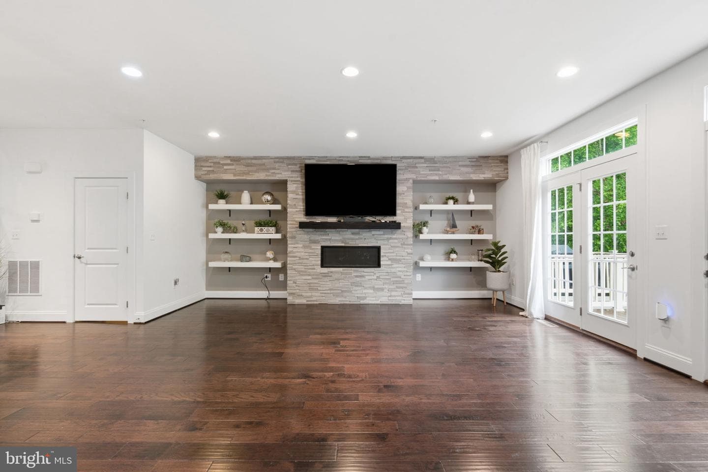 148 Merrimack Way photo 5