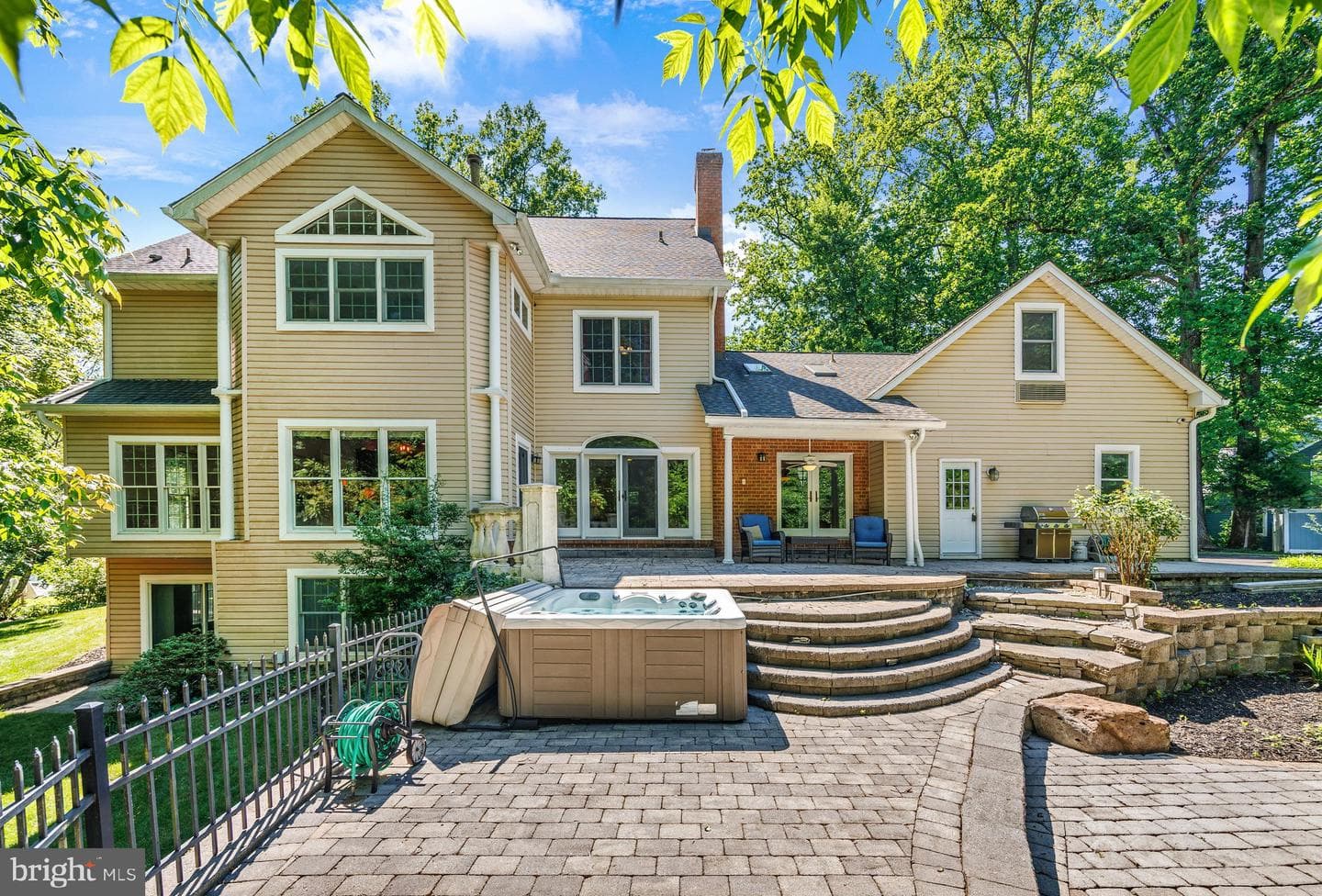 1135 Goldfinch Lane photo 4