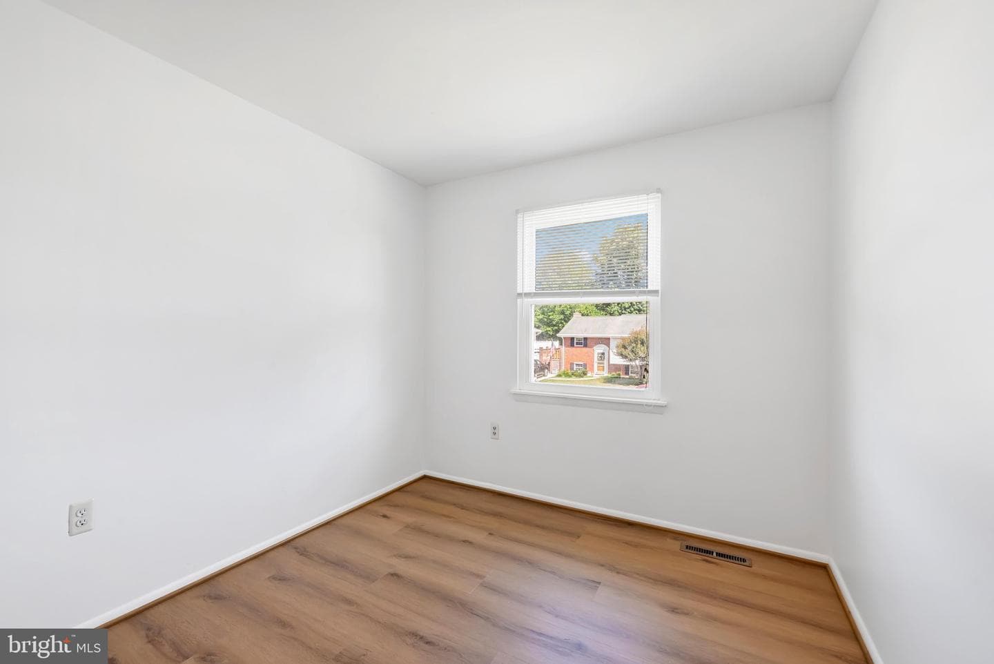 482 Kenora Drive photo 18