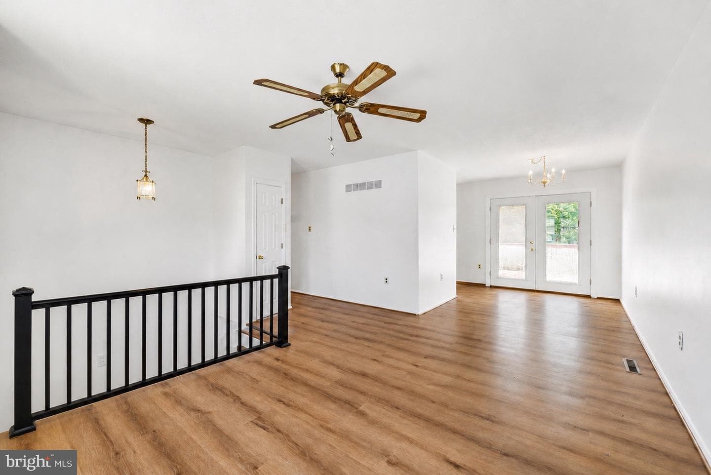 482 Kenora Drive photo 4