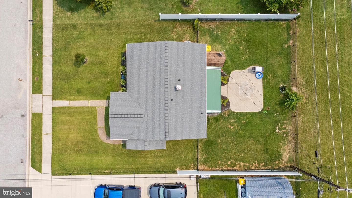 1402 Scanlan Drive photo 32