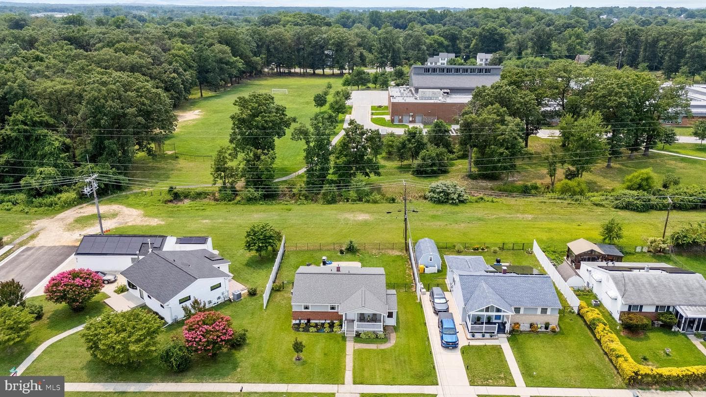 1402 Scanlan Drive photo 33