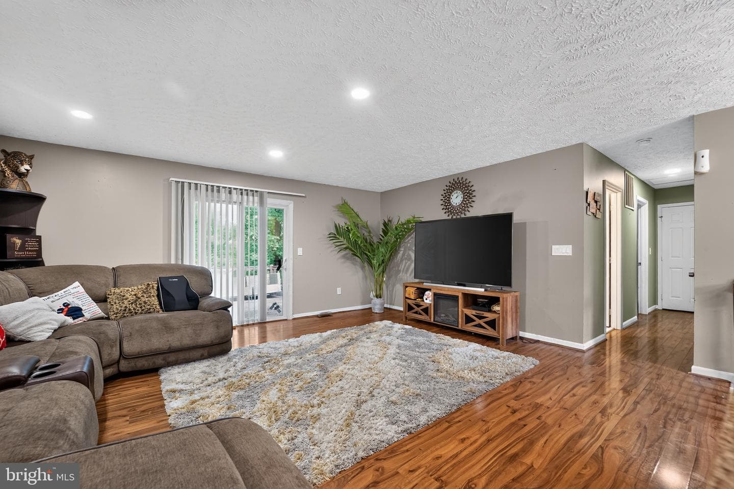 7562 Greenknoll Court photo 4