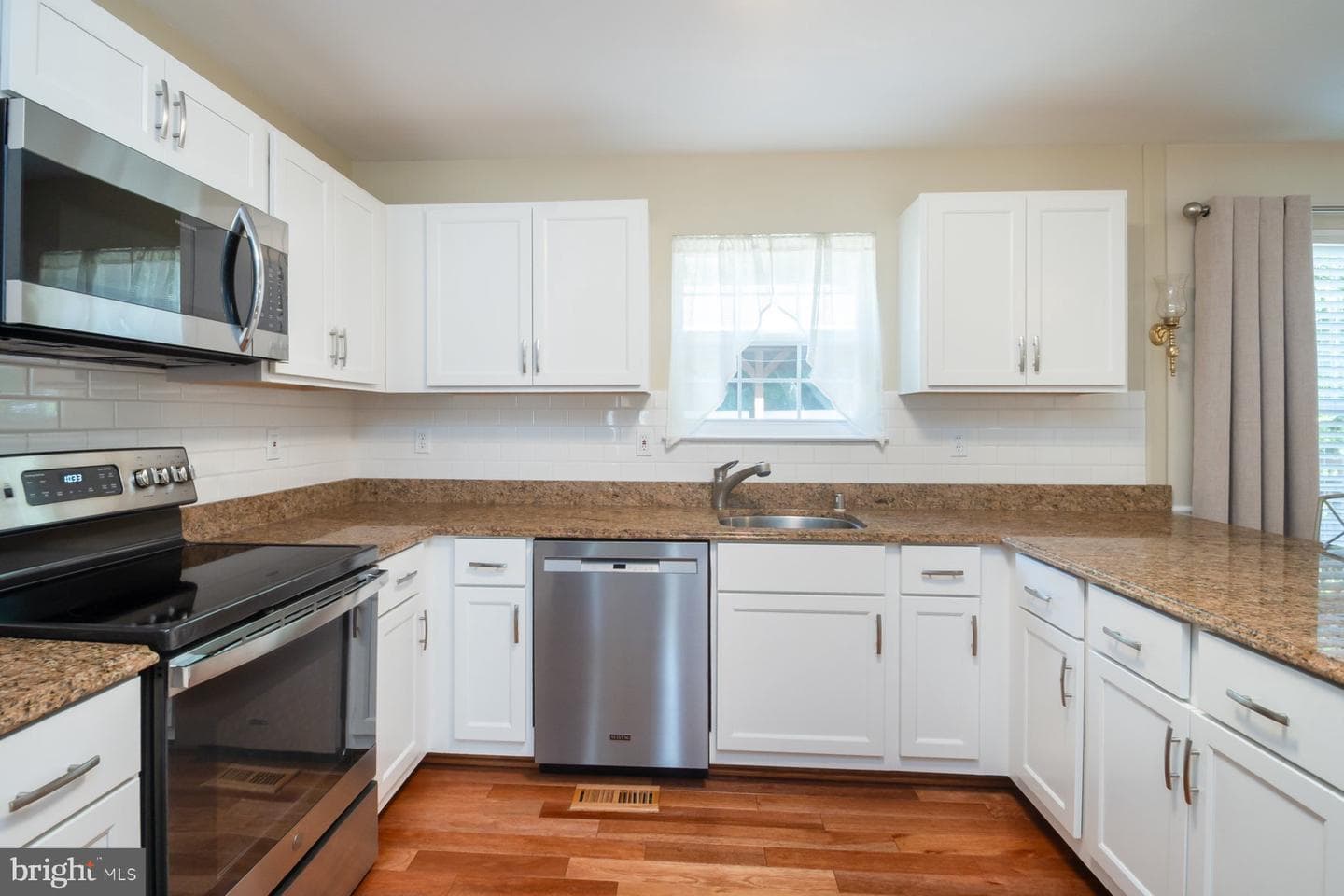 99 Phelps Avenue photo 6
