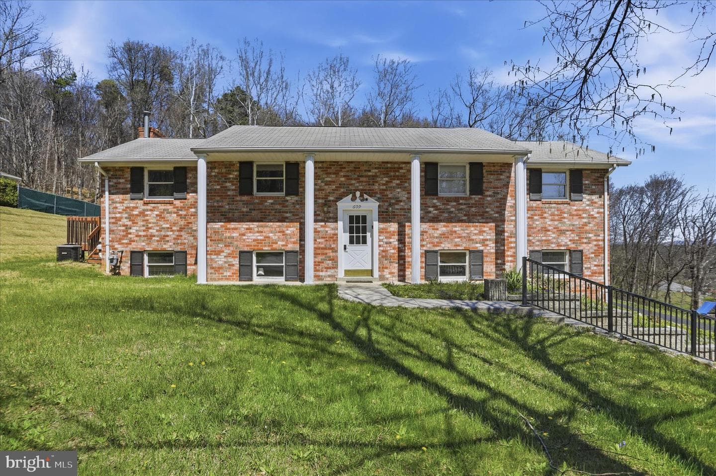 609 Wellington Lane photo 2