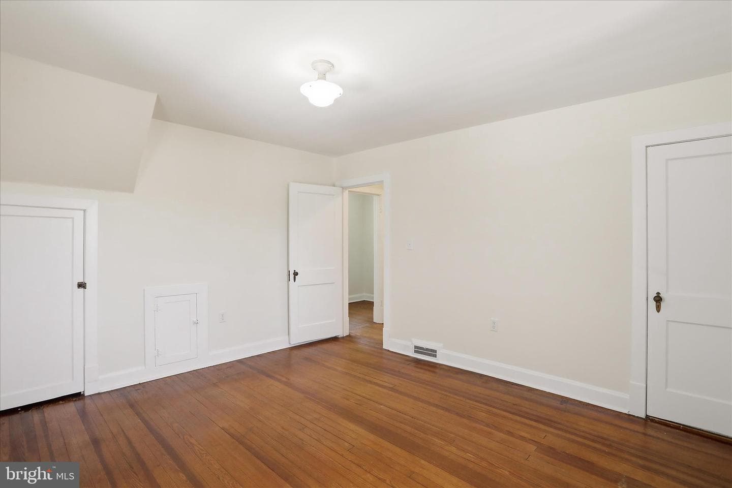 808 Memorial Avenue photo 25