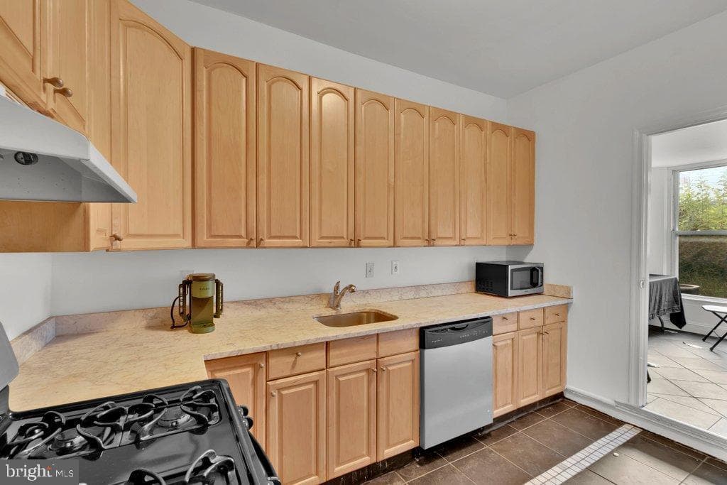 1225 S Hanover Street photo 9