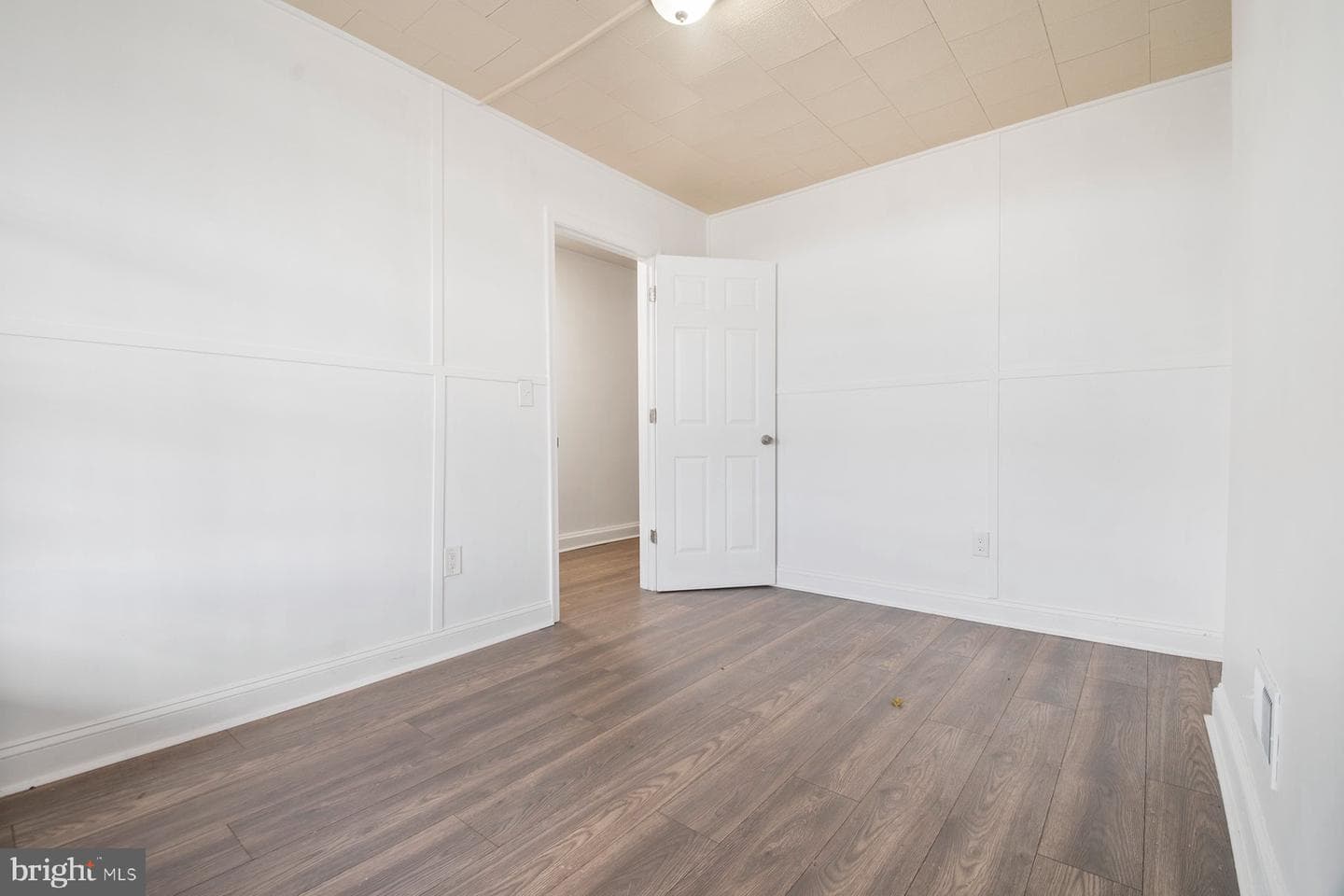 537 Longwood Street photo 7