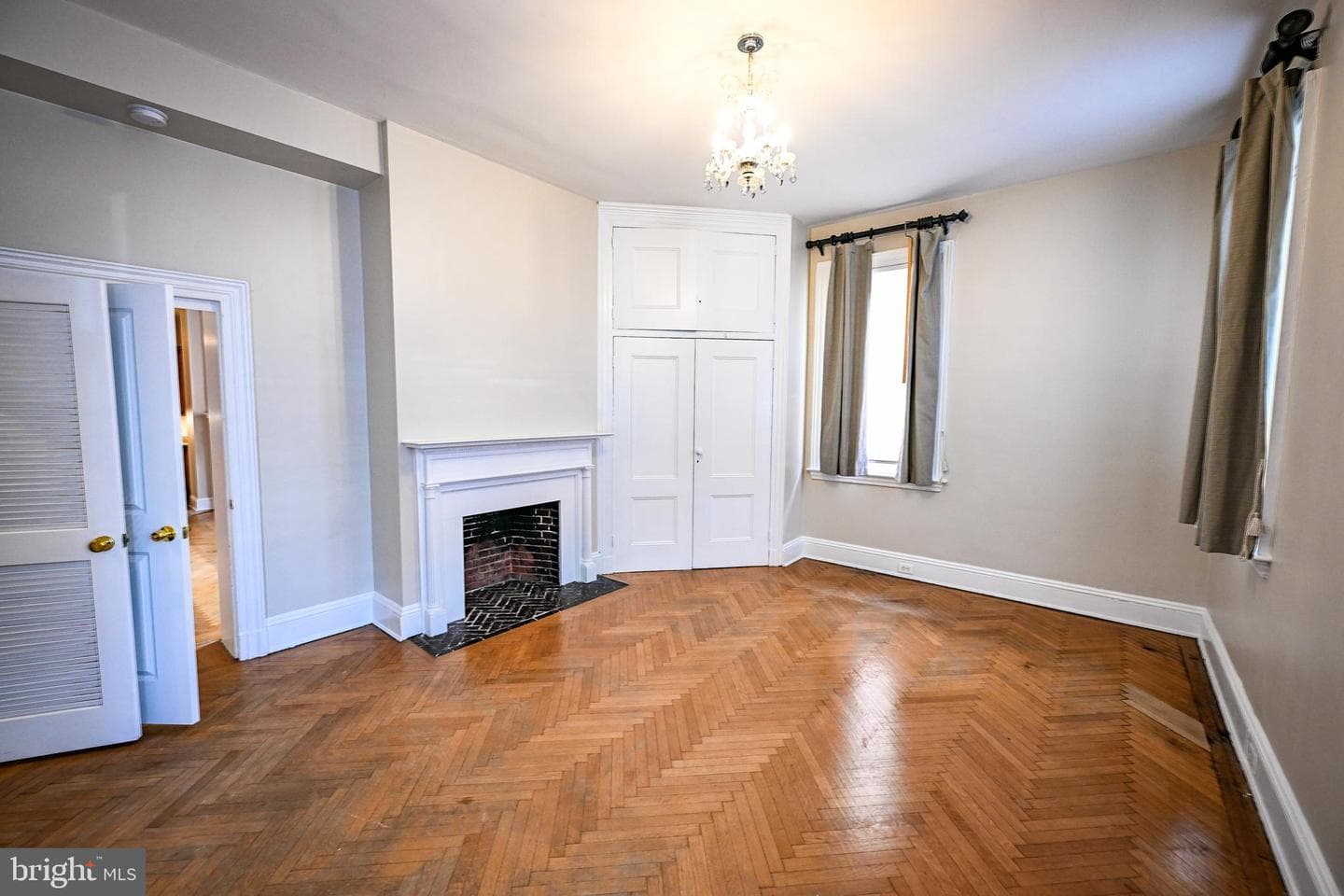10 W Madison Street #21 photo 21