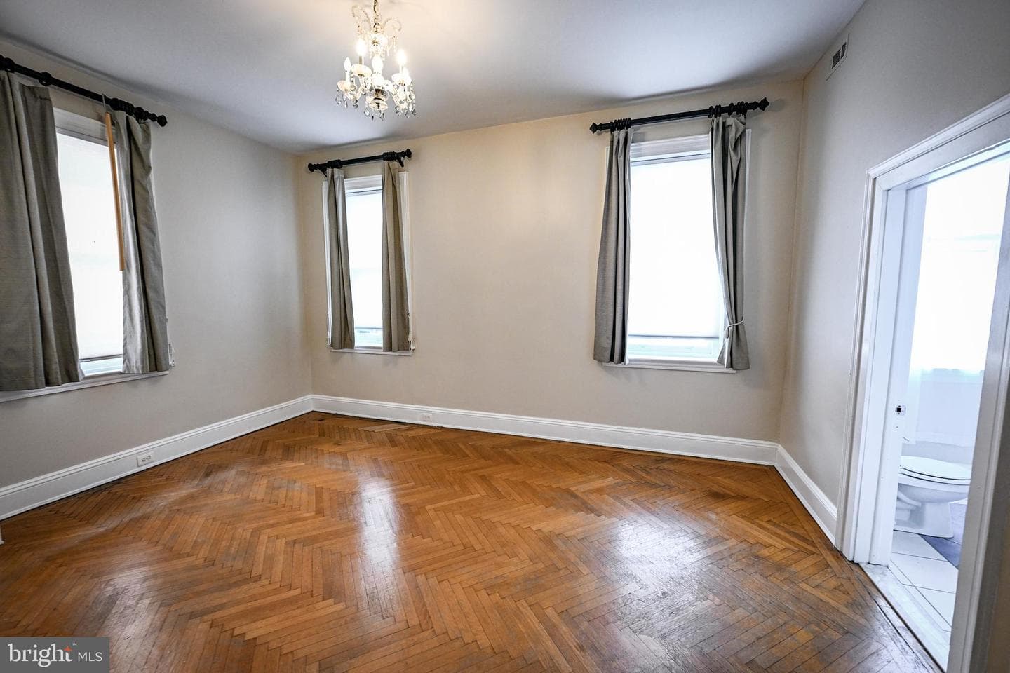 10 W Madison Street #21 photo 23