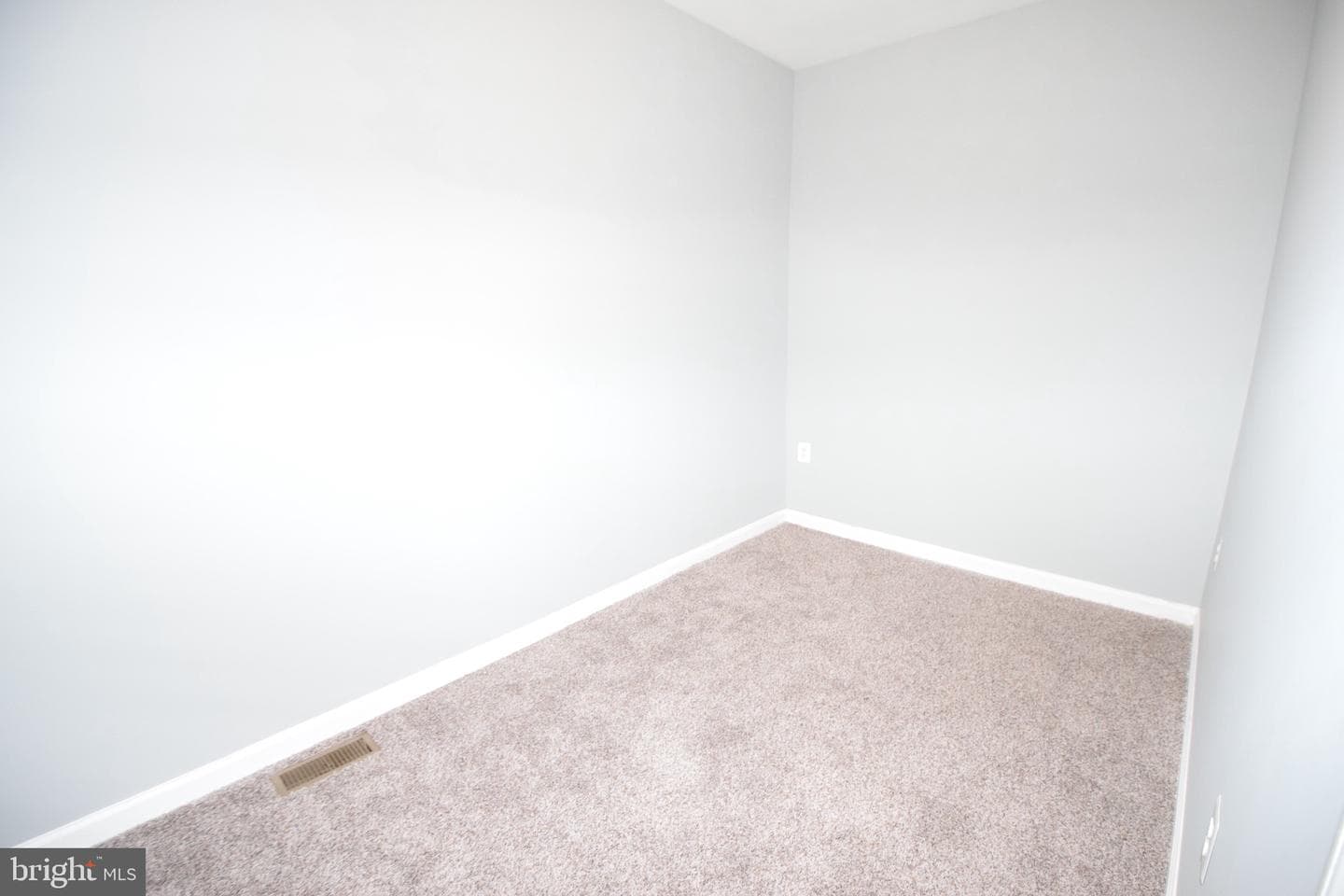 2542 W Pratt Street photo 15