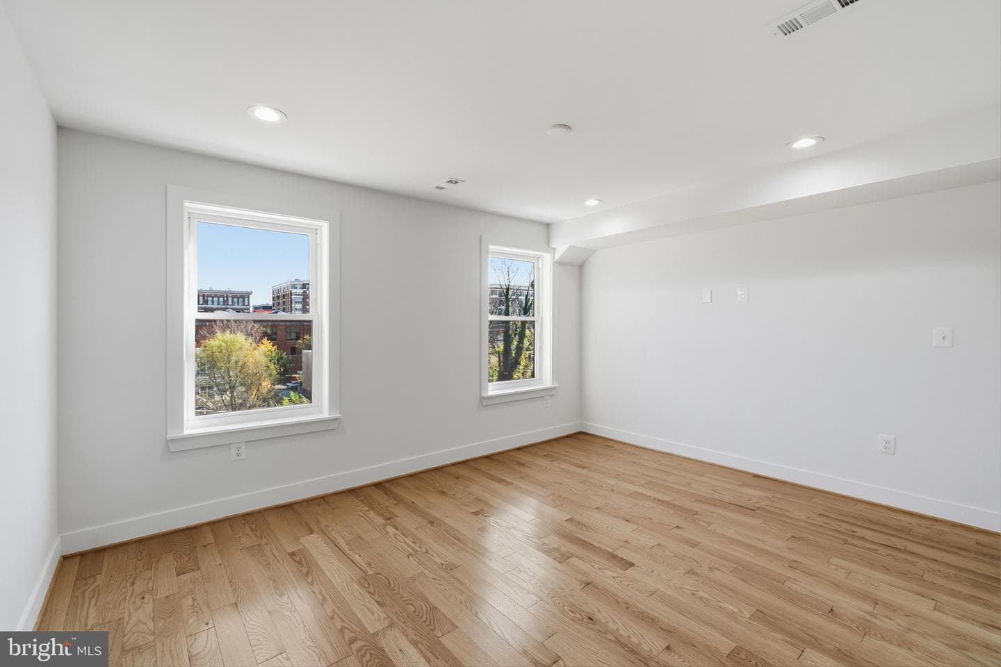 3921 Roland Avenue photo 19
