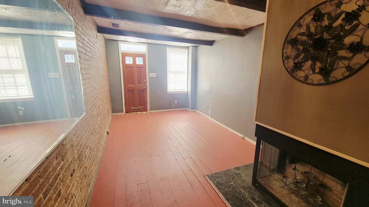 703 Tessier Street photo 5