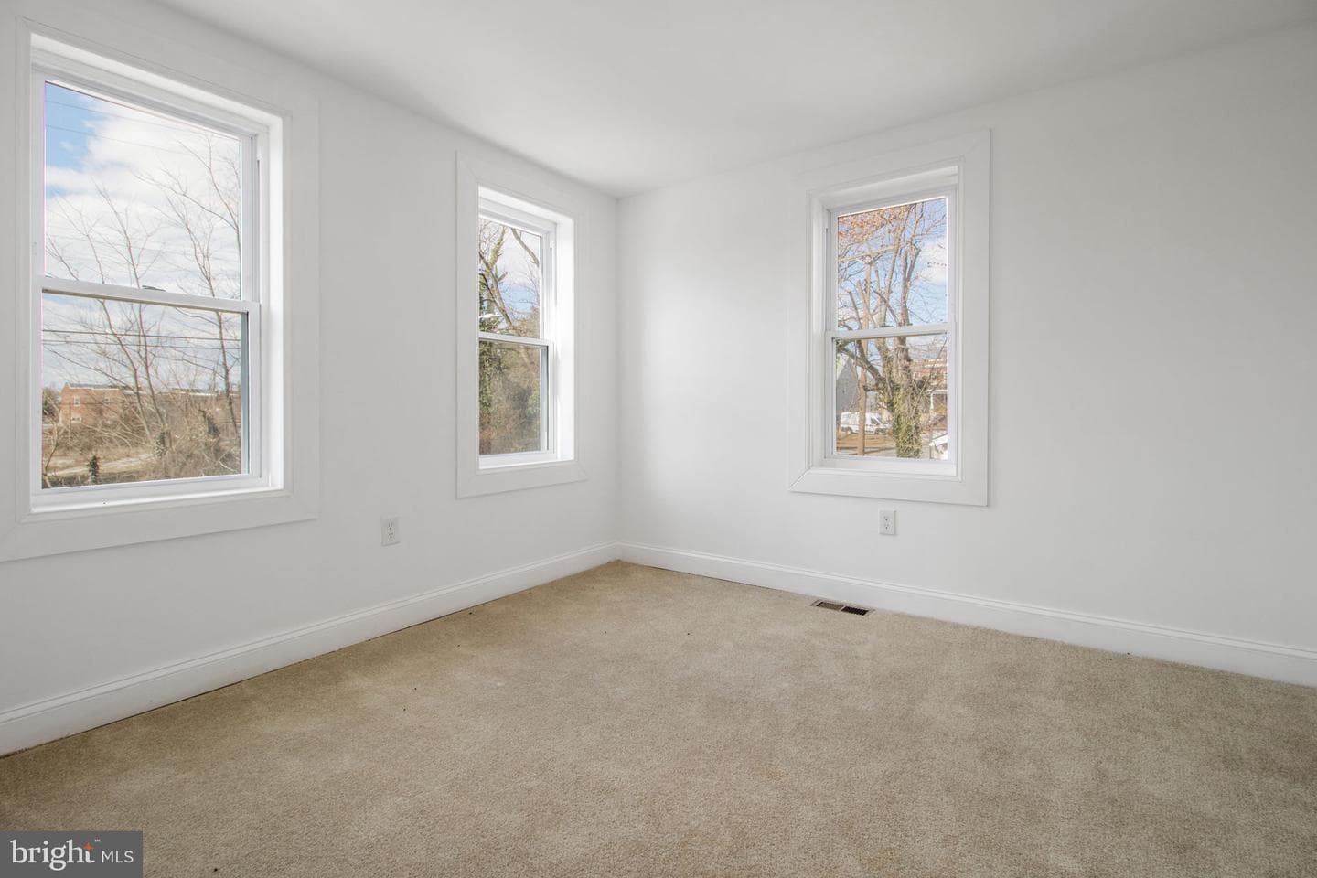 5327 Hamlin Ave photo 5