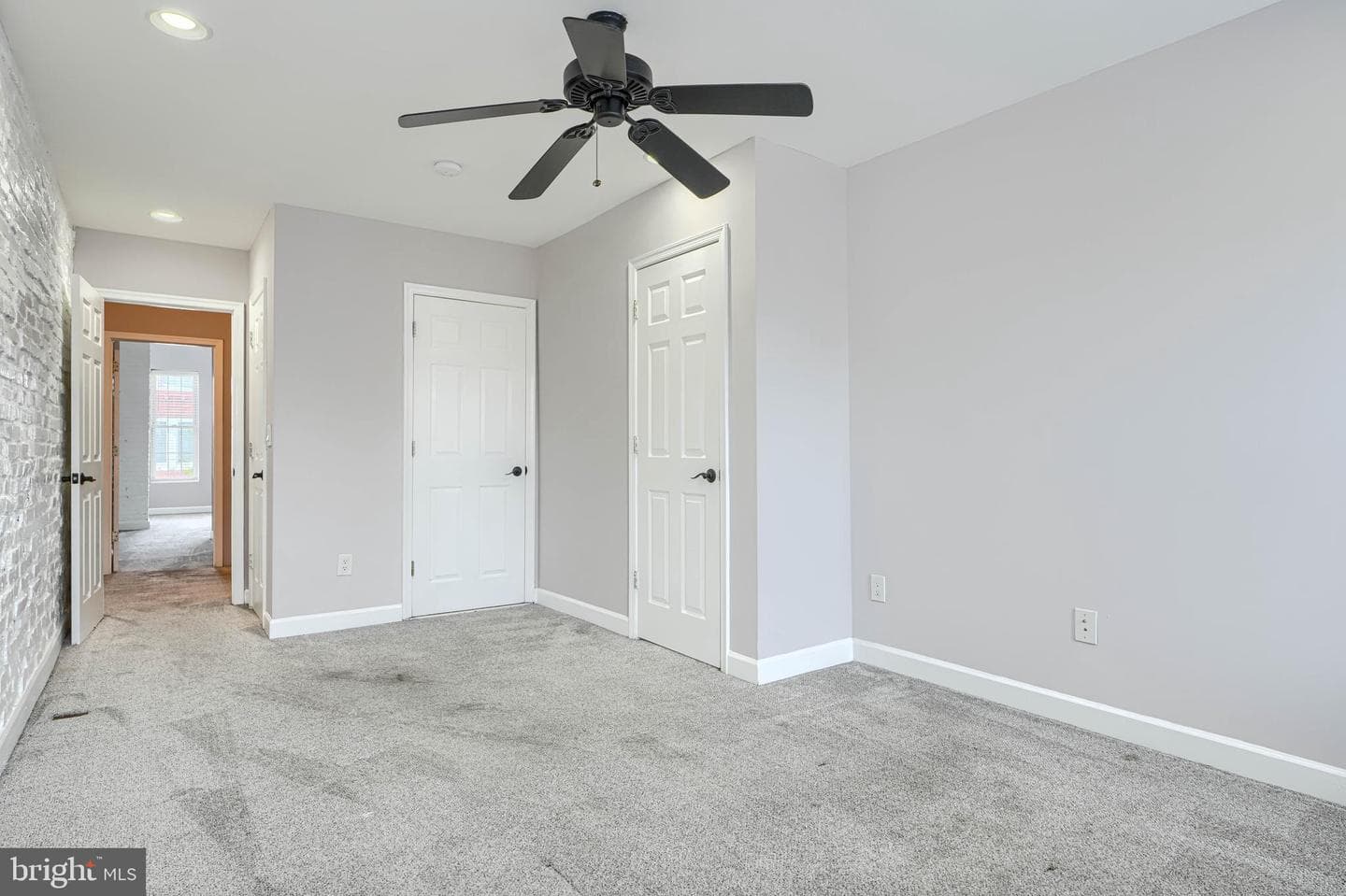 135 W Ostend Street photo 28
