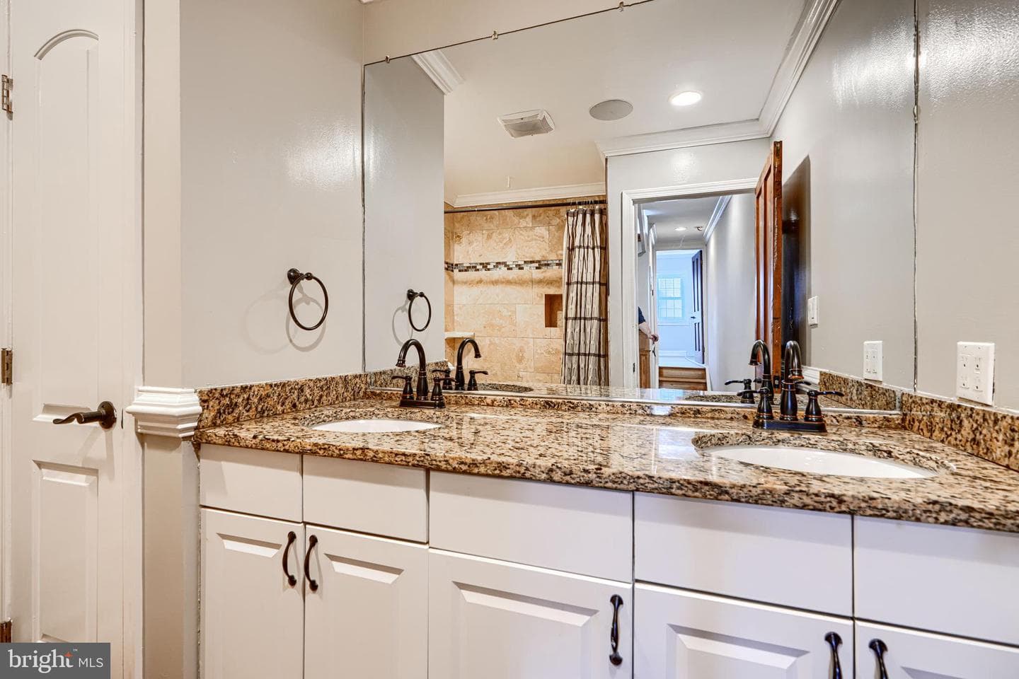 736 Light Street photo 39