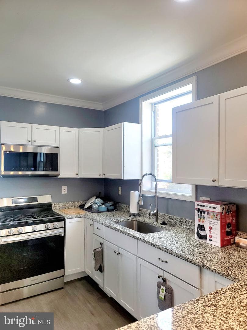 1328 N Kenwood Ave photo 4