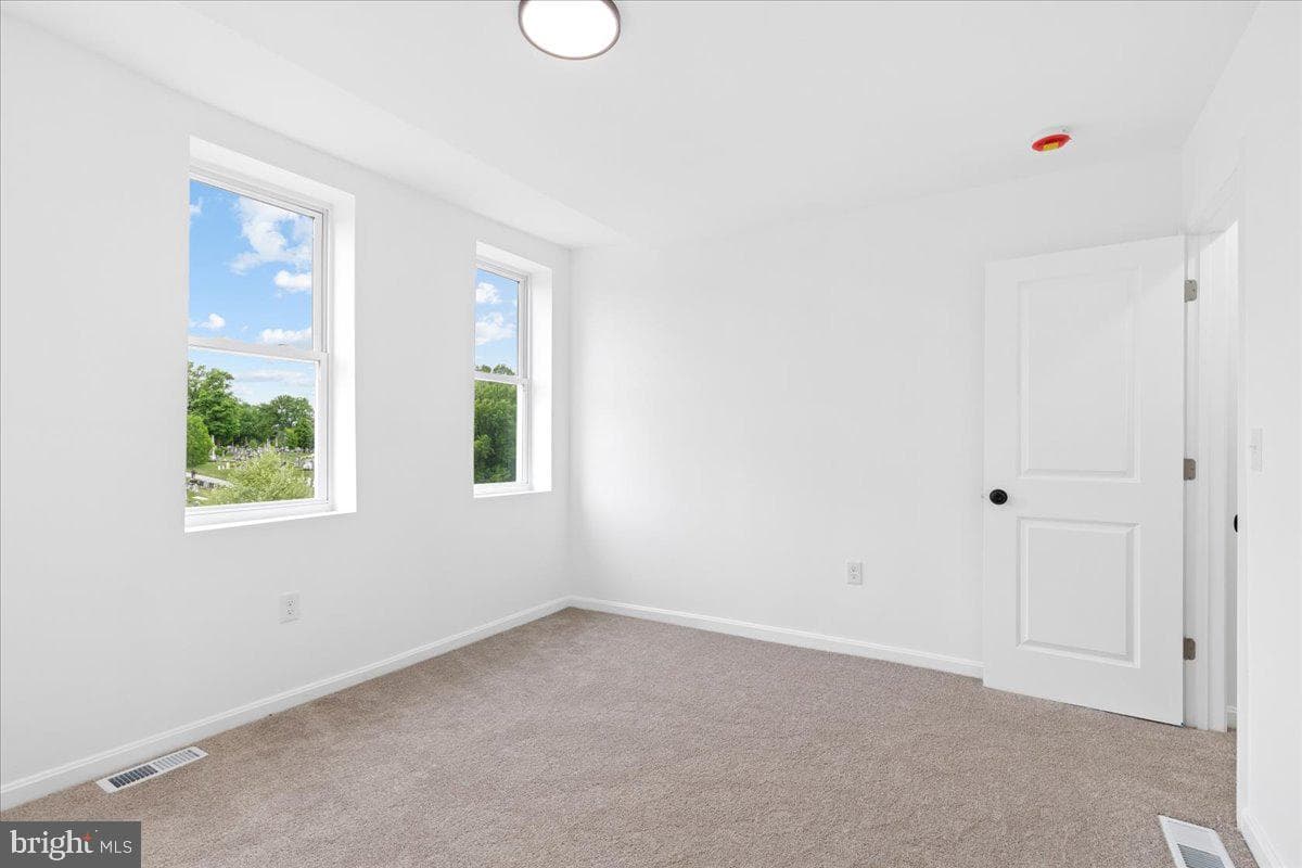 822 E North Avenue photo 38