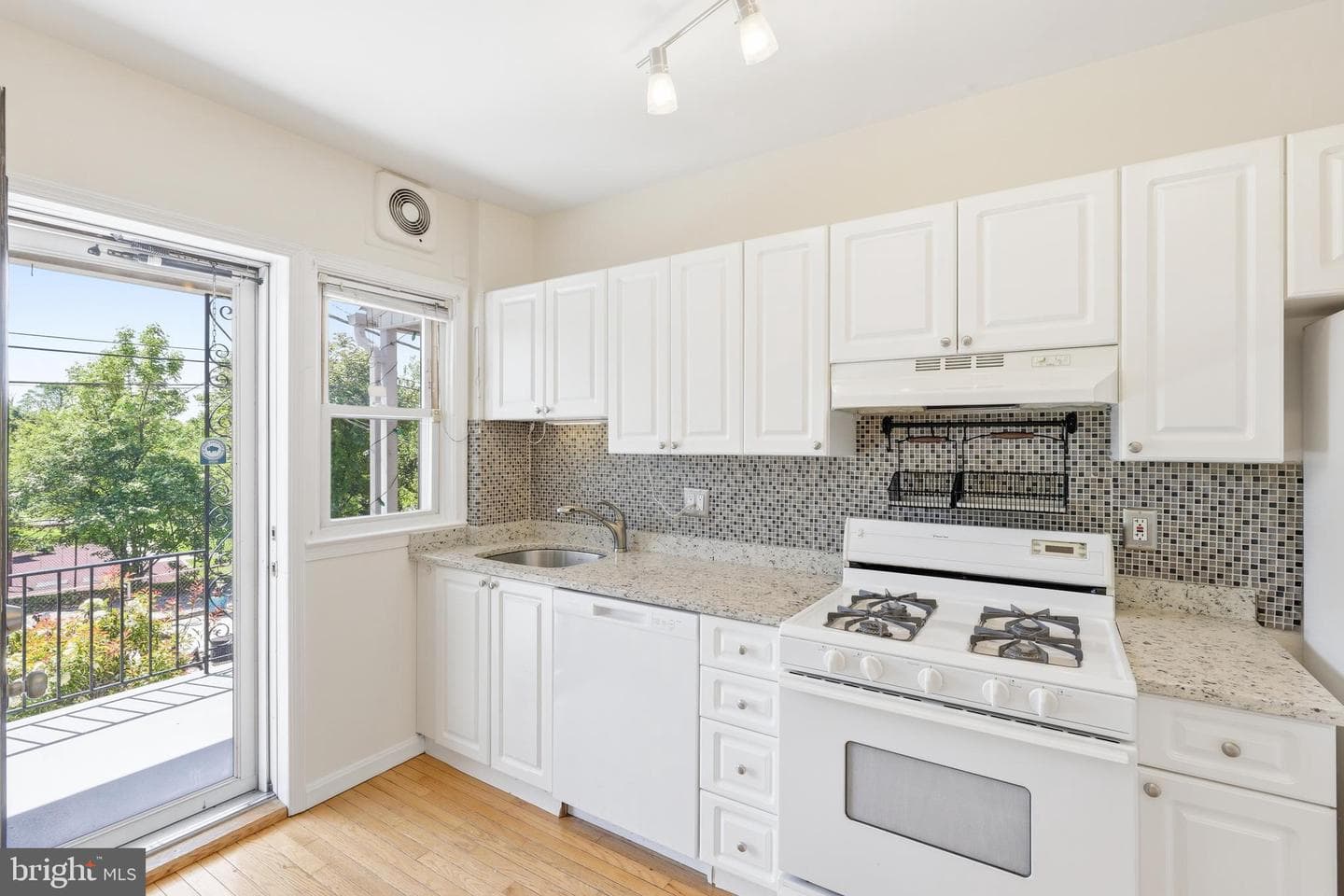 1421 W 41st Street W photo 8