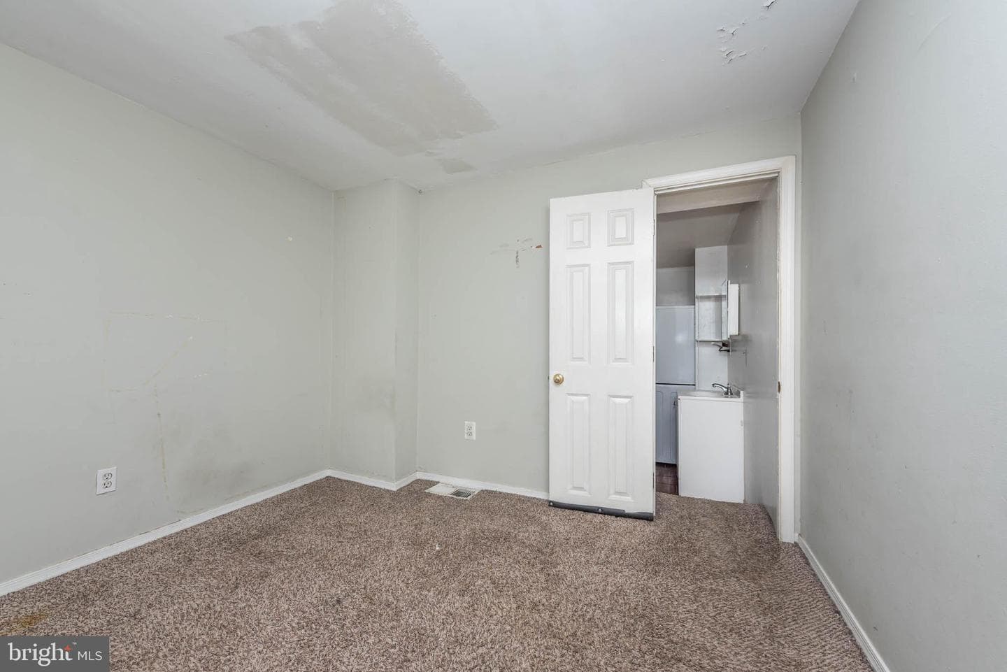 108 W Heath Street photo 10