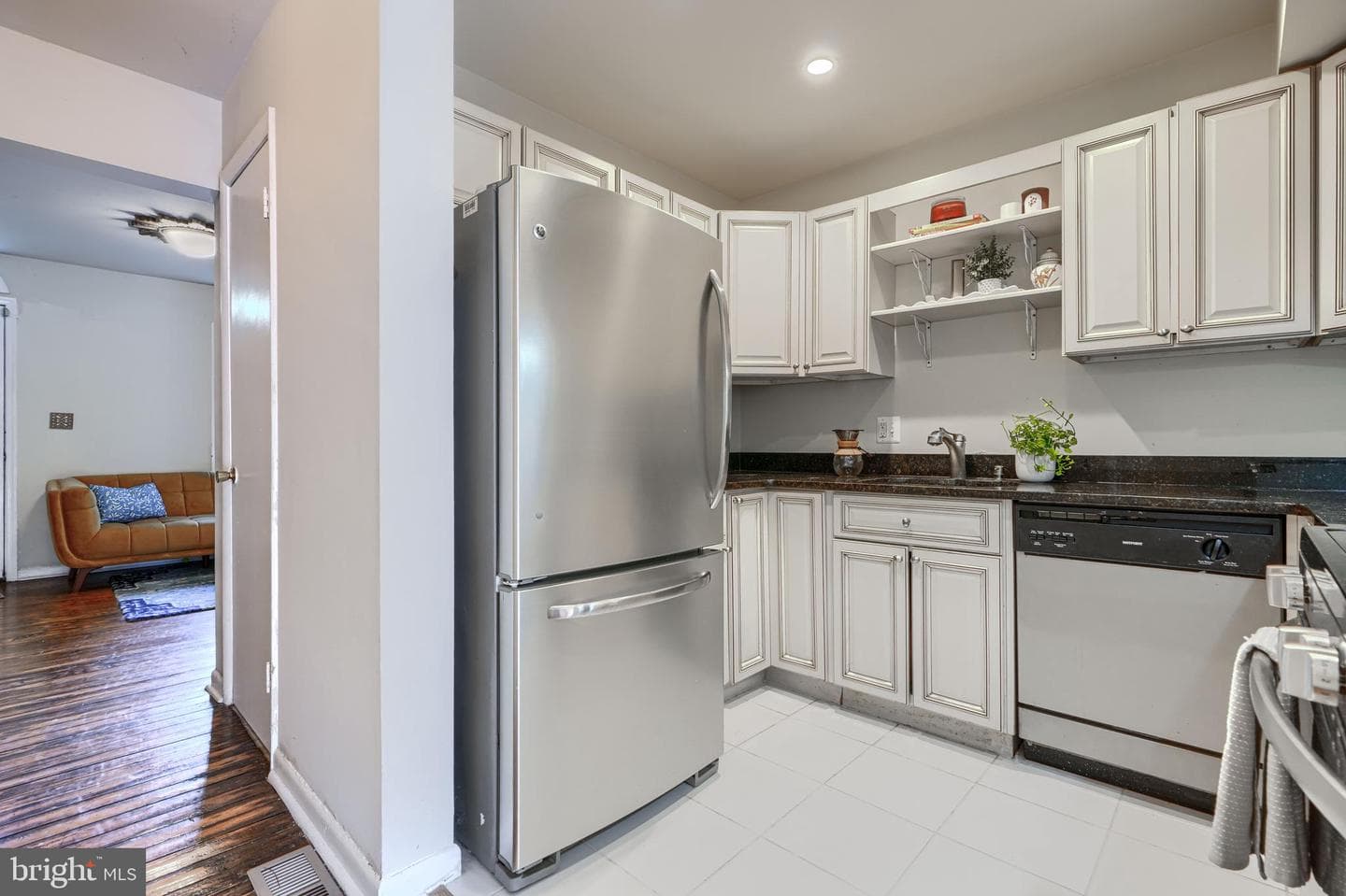1057 W Barre Street photo 7