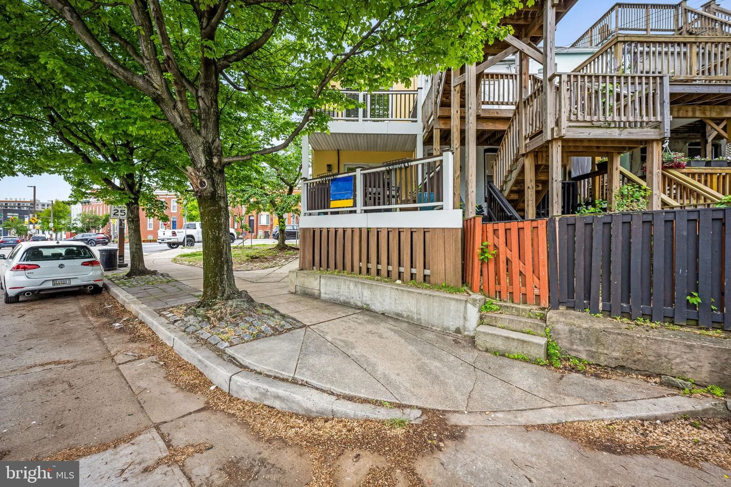 644 E Clement Street photo 27