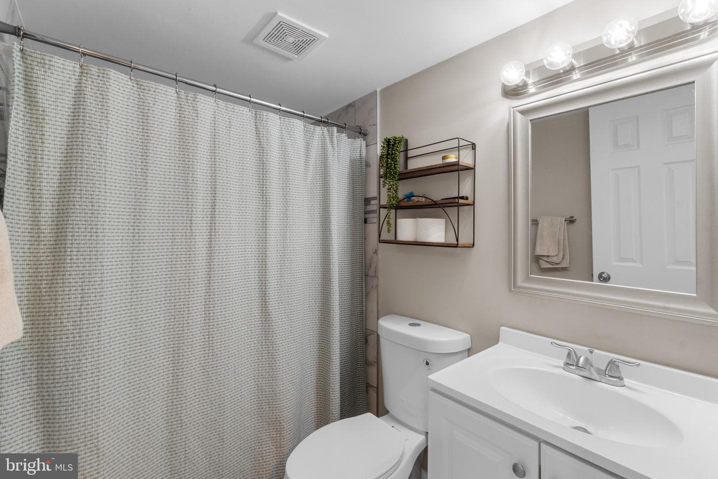 210 N Ellwood Avenue photo 26