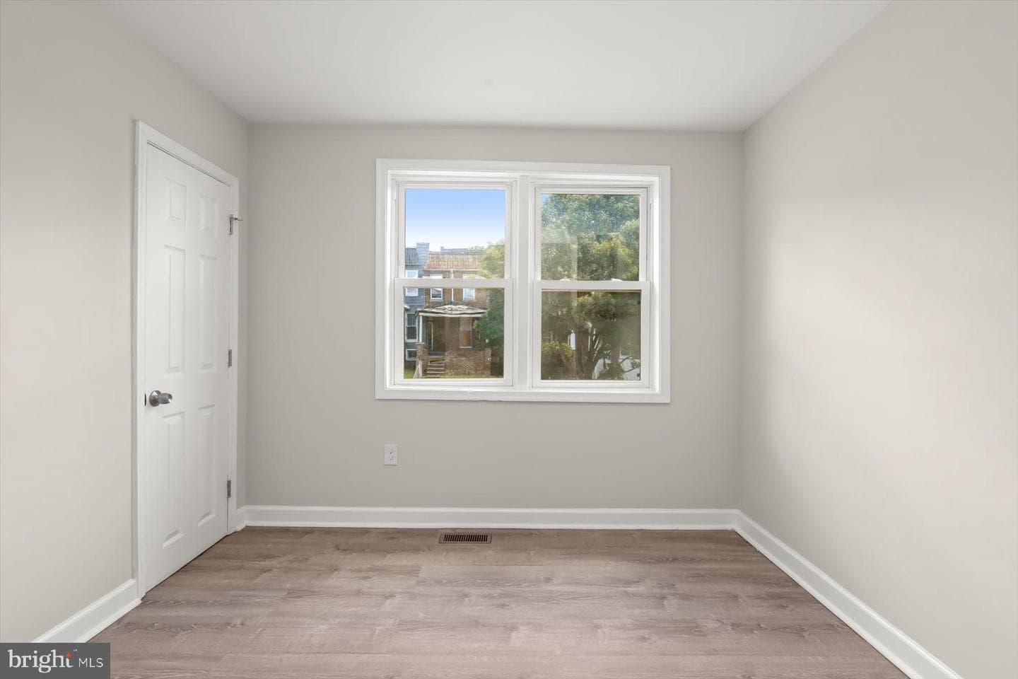 1044 Ellicott Driveway photo 14