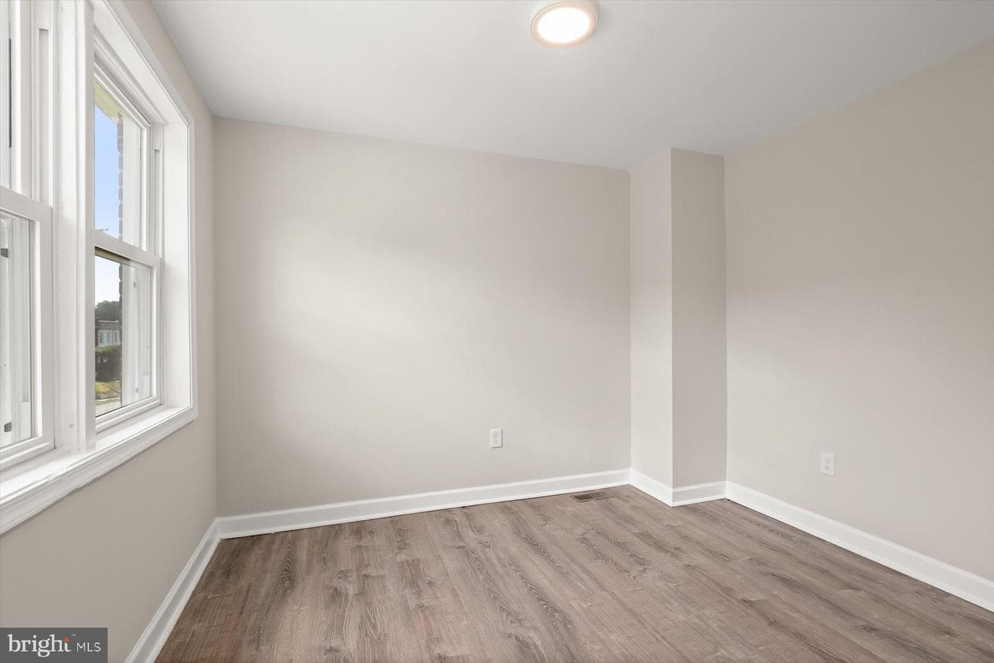 1044 Ellicott Driveway photo 15