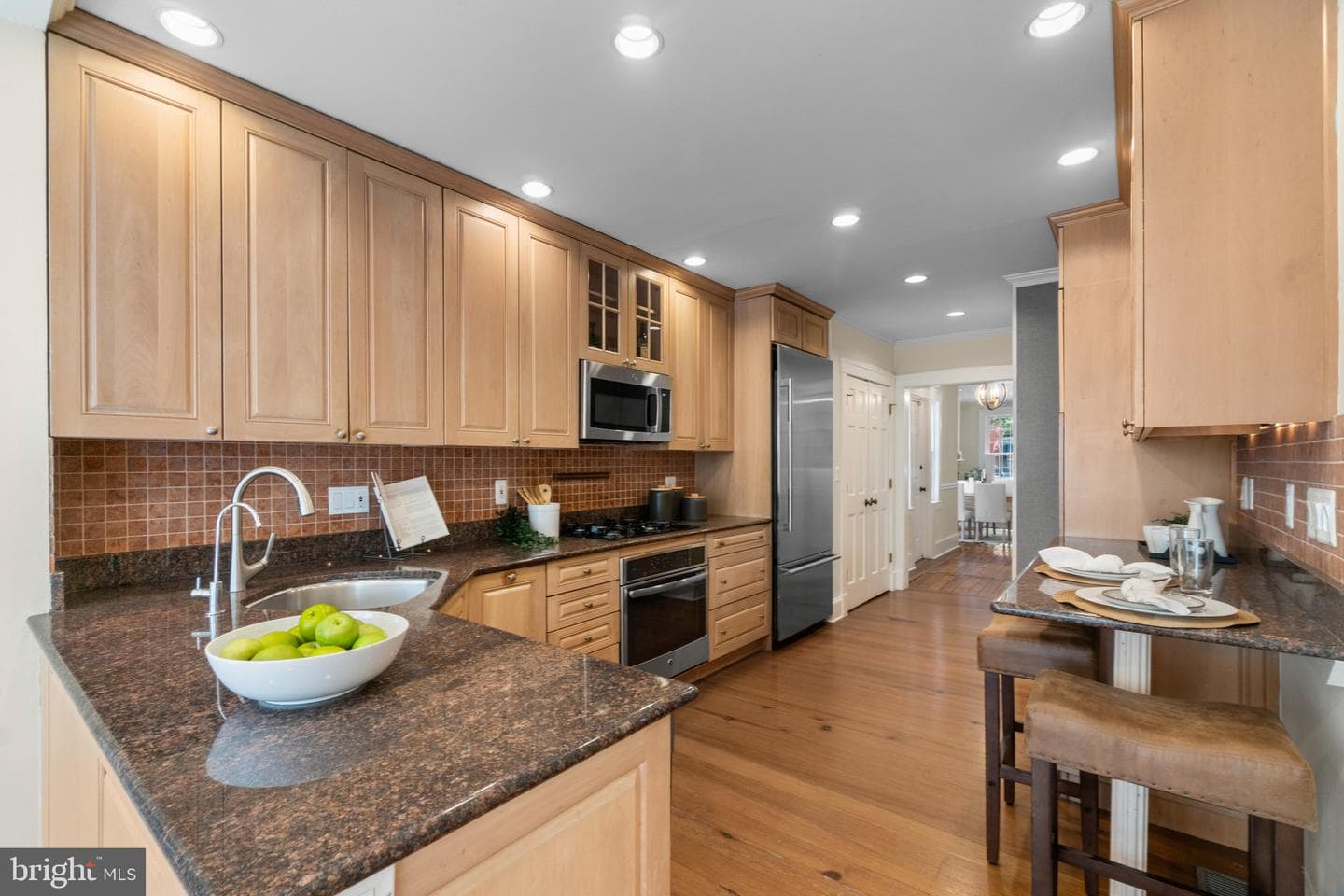 832 William Street photo 11
