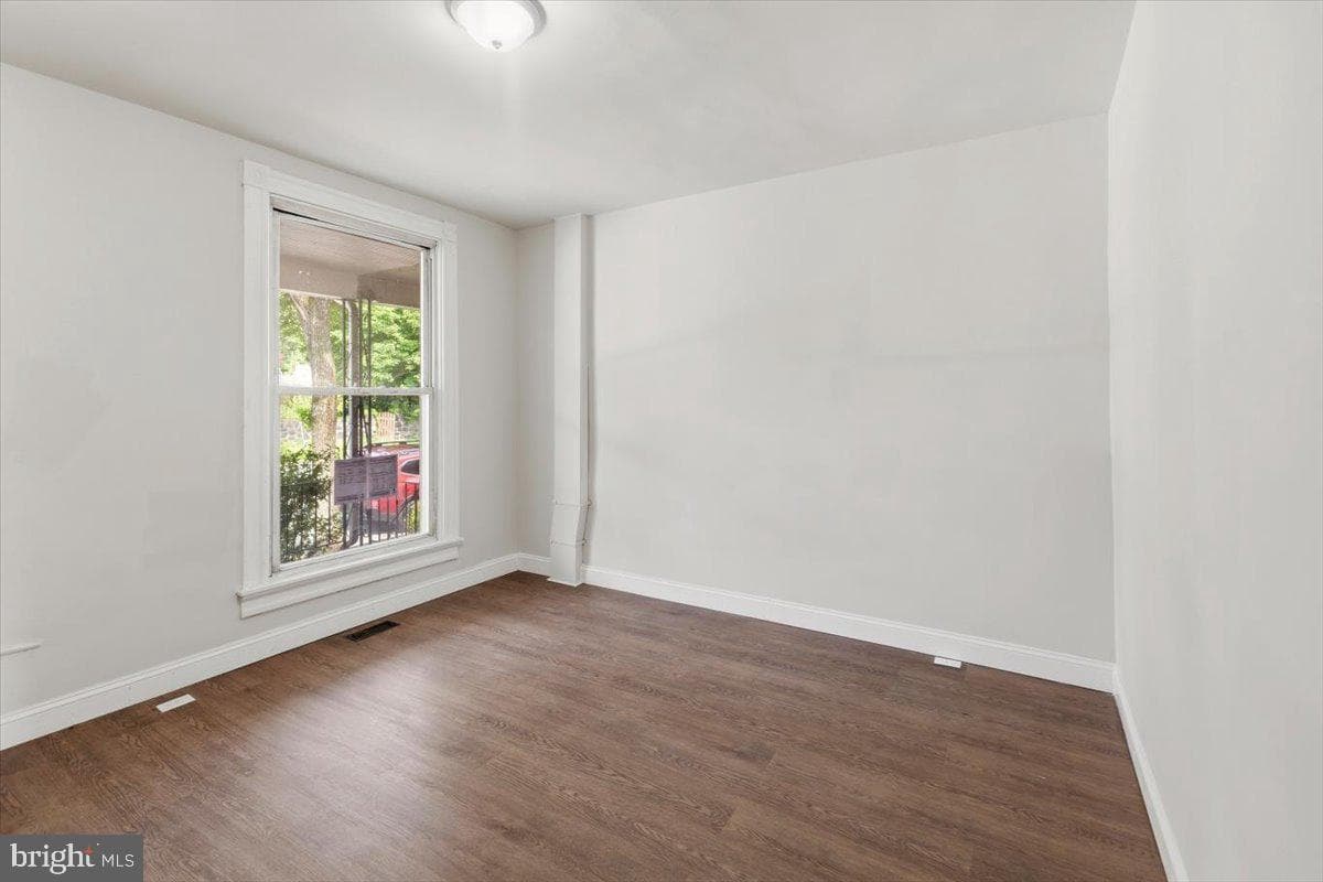2107 Dukeland Street photo 3