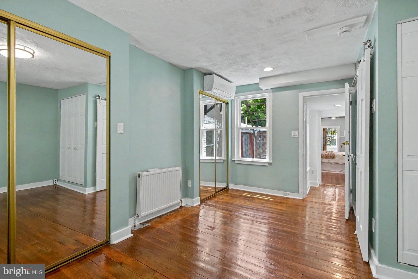 2011 Bank Street photo 27
