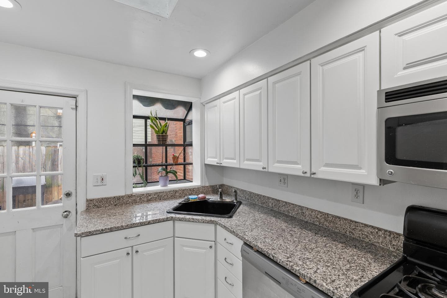 2223 Fleet Street photo 13