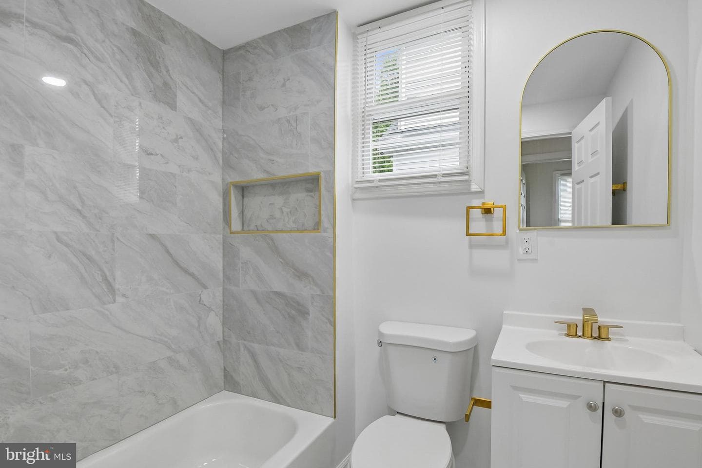 519 Rossiter Avenue photo 24