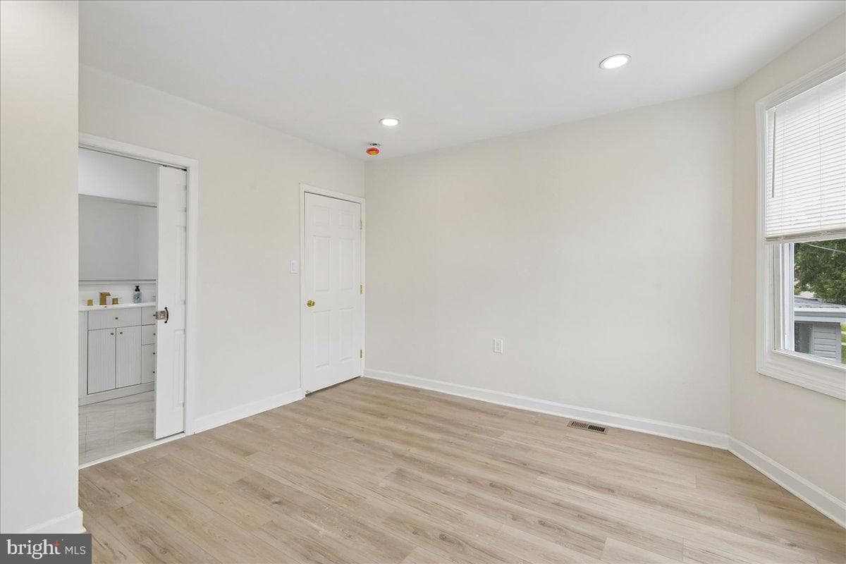 519 Rossiter Avenue photo 28