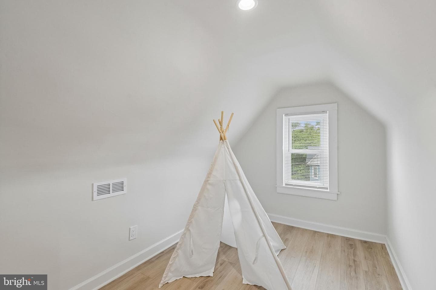 519 Rossiter Avenue photo 35
