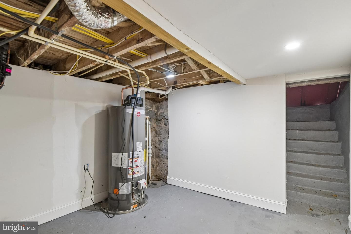 519 Rossiter Avenue photo 38