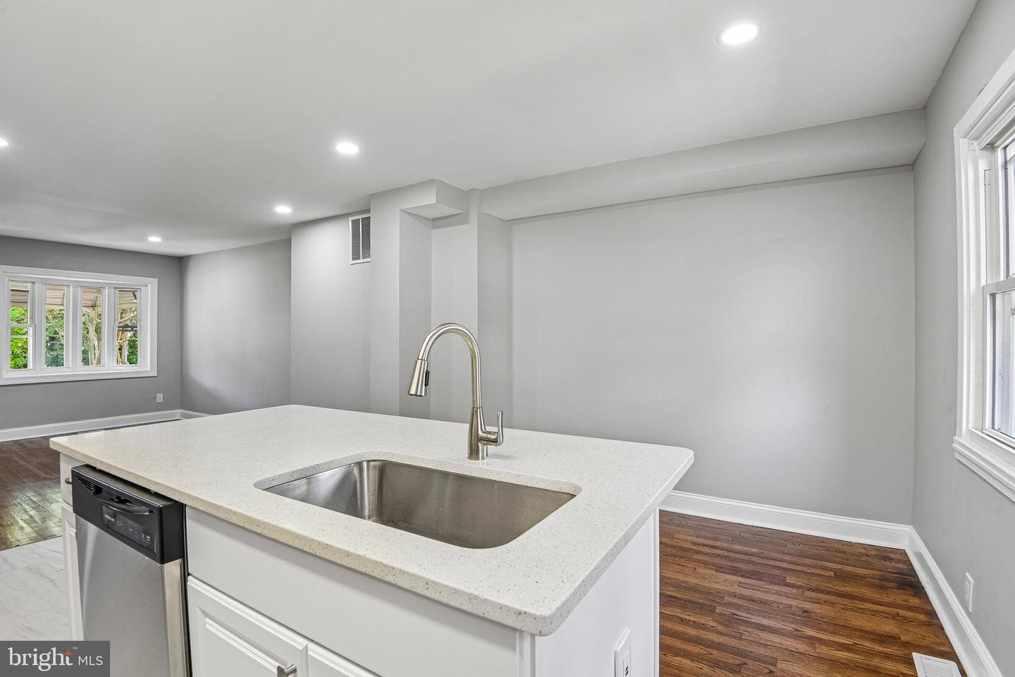 44 N Athol Avenue photo 12