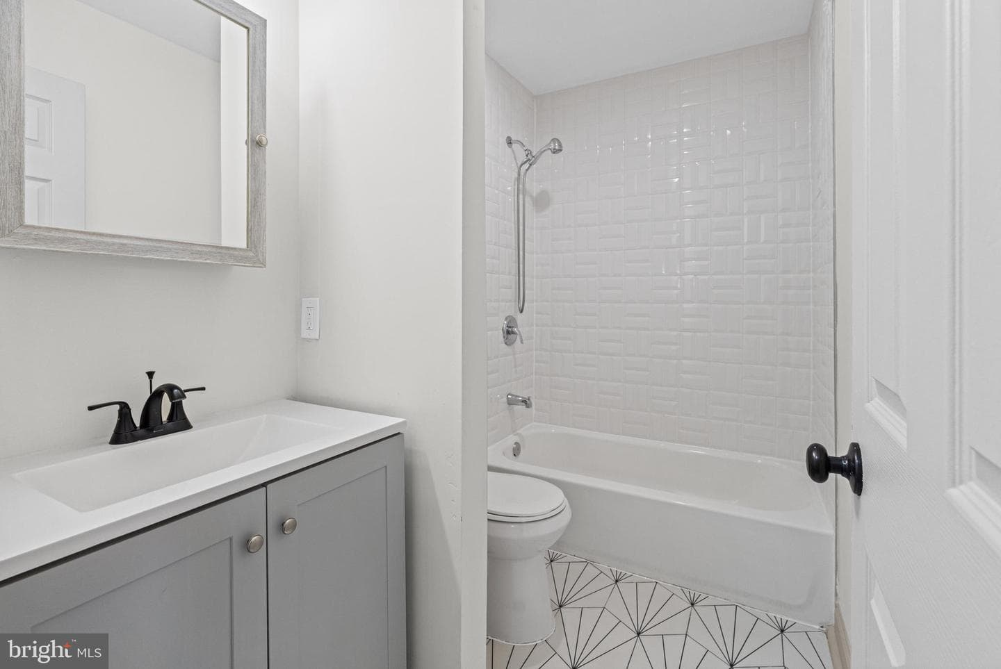 1502 Leslie St photo 17