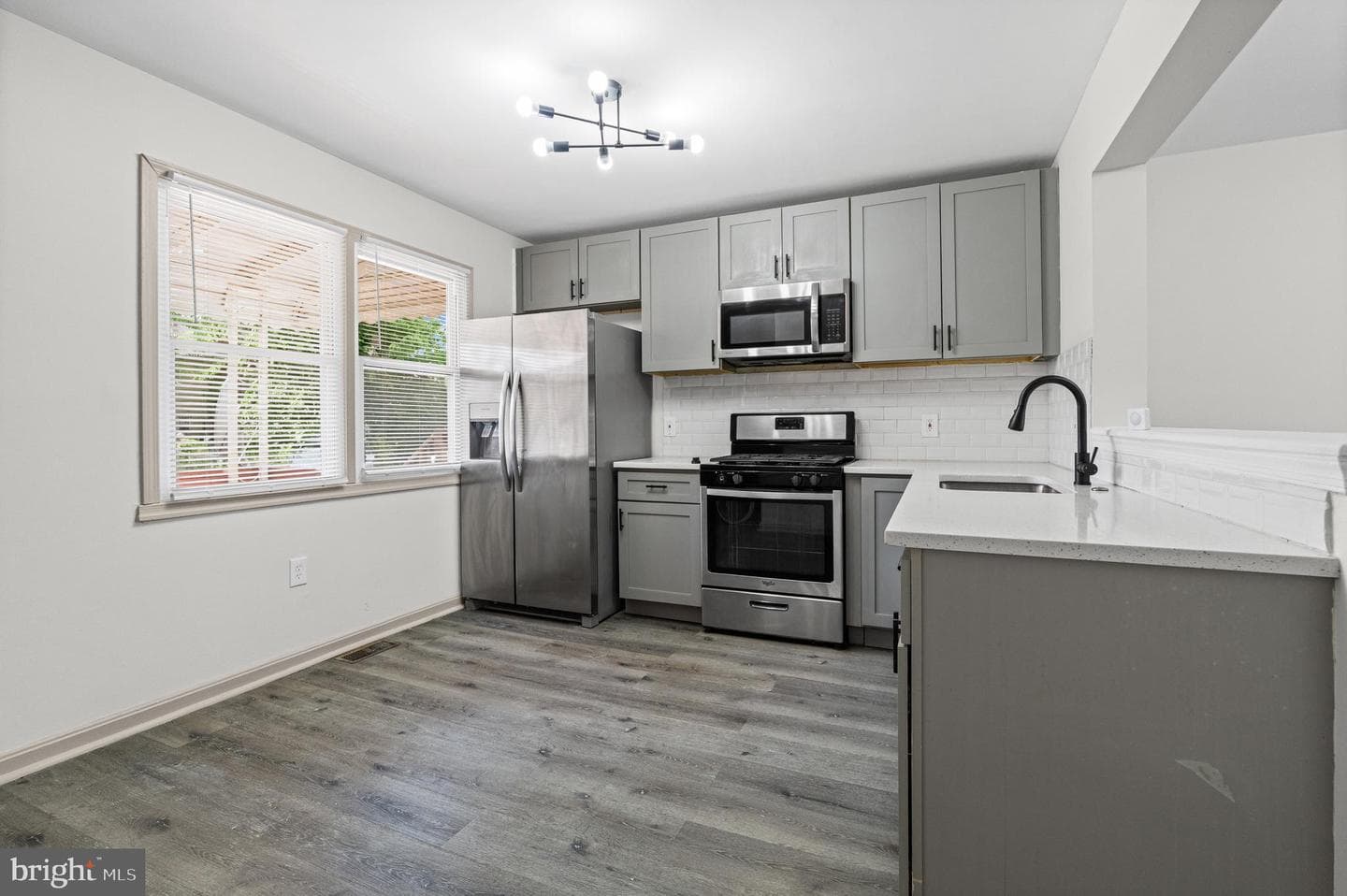 1502 Leslie St photo 6