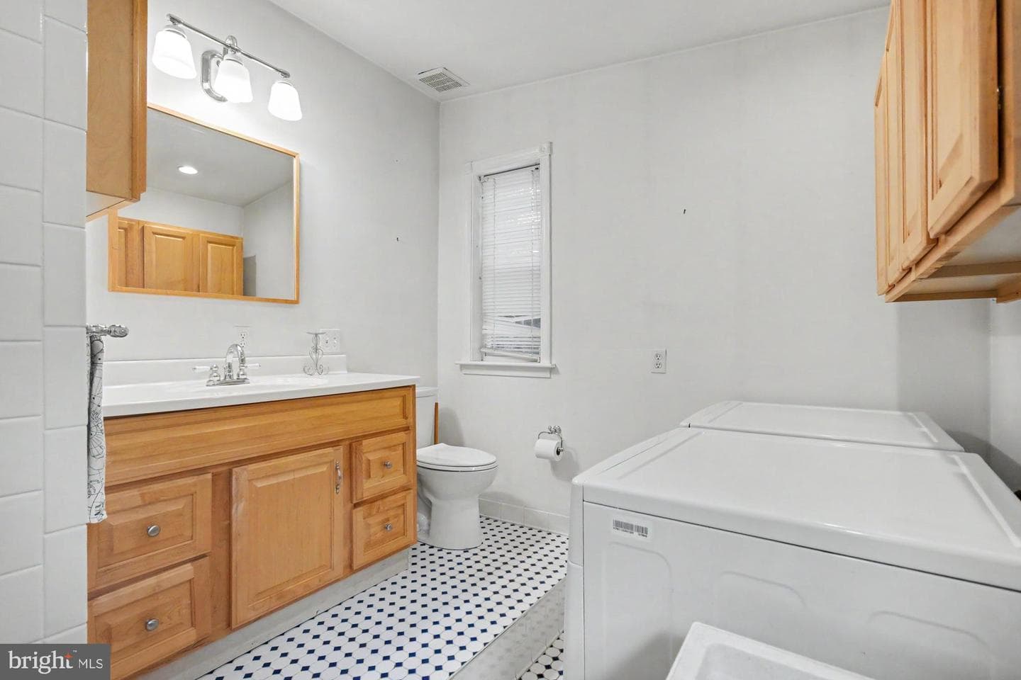 2048 Bank Street photo 21