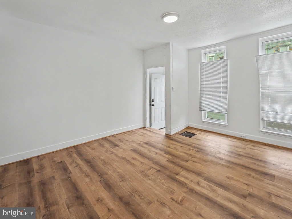 1918 Penrose Avenue photo 3