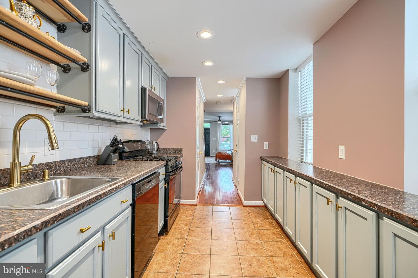 827 S Montford Avenue photo 23